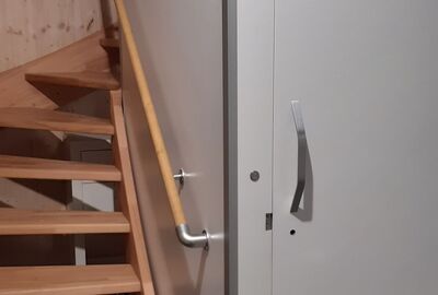 FlexoHauslift - ergänzt durch normgerechte Handläufe